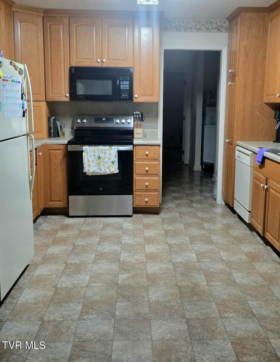 149 Sherwood Circle Ridgeway, VA 24148 - Photo 10 of 39 Kitchen oven Range view