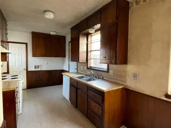 $875 | 610 North Elkhart Avenue, Unit B, Lubbock, TX 79416
