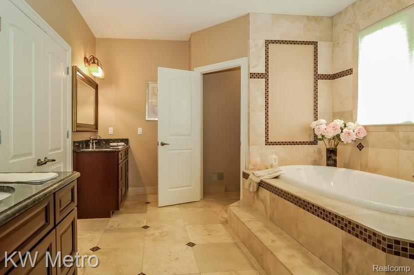 351 Shortridge Avenue Rochester, MI 48307 - Photo 13 of 46 013-Master_Bathroom-958385-mls.jpg