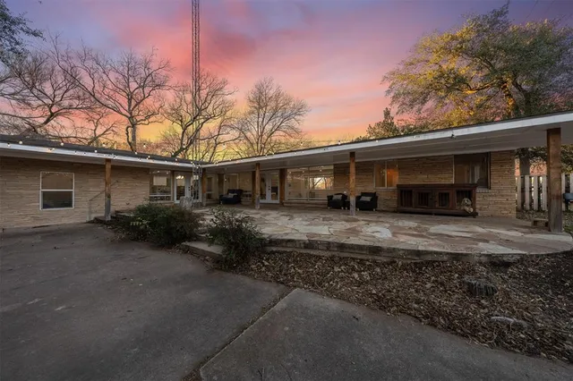 $449,900 | 506 East Ave G, Valley Mills, TX 76689