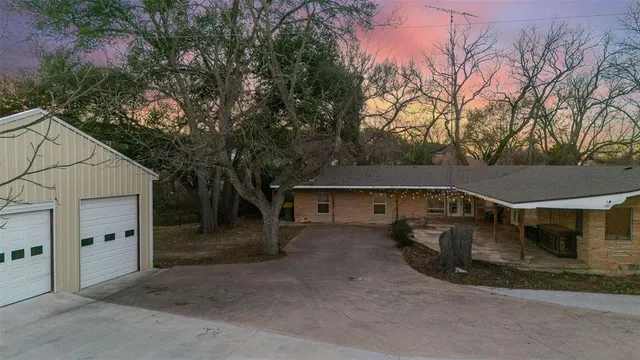 $449,900 | 506 East Ave G, Valley Mills, TX 76689