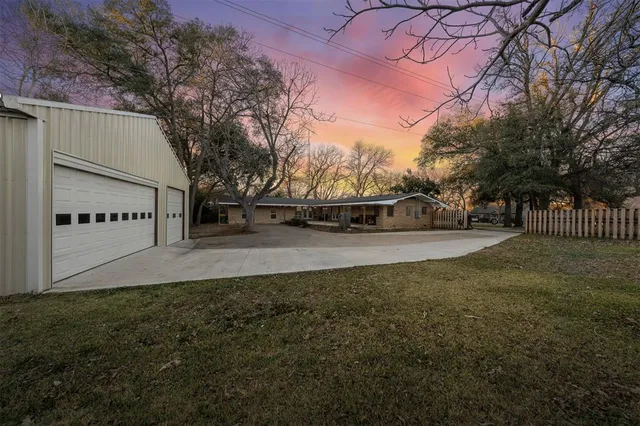$449,900 | 506 East Ave G, Valley Mills, TX 76689