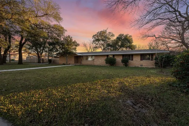 $449,900 | 506 East Ave G, Valley Mills, TX 76689