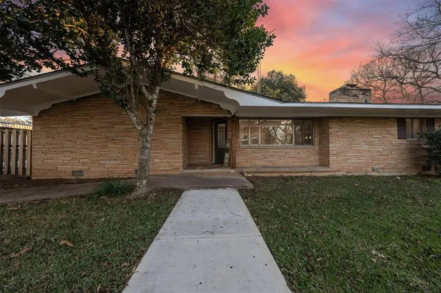 $449,900 | 506 East Ave G, Valley Mills, TX 76689