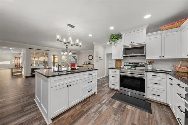 $449,900 | 506 East Ave G, Valley Mills, TX 76689