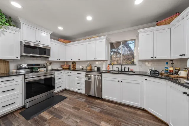 $449,900 | 506 East Ave G, Valley Mills, TX 76689