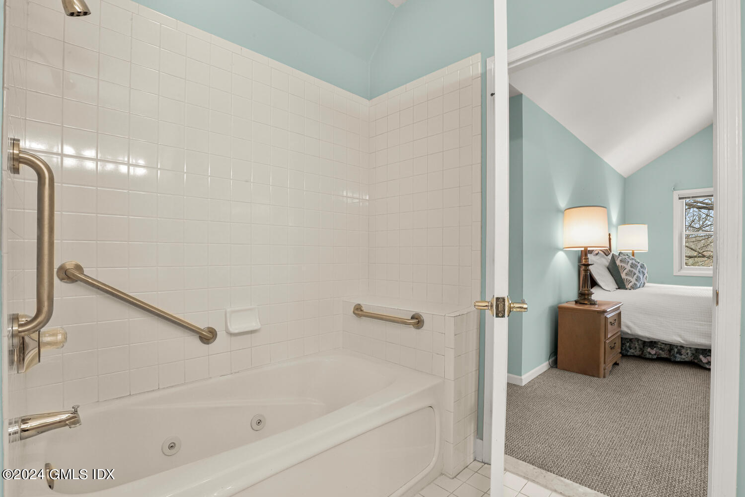 351 Pemberwick Road, Unit 915 Greenwich, CT 06831 - Photo 11 of 19 a bathroom with a bathtub and shower