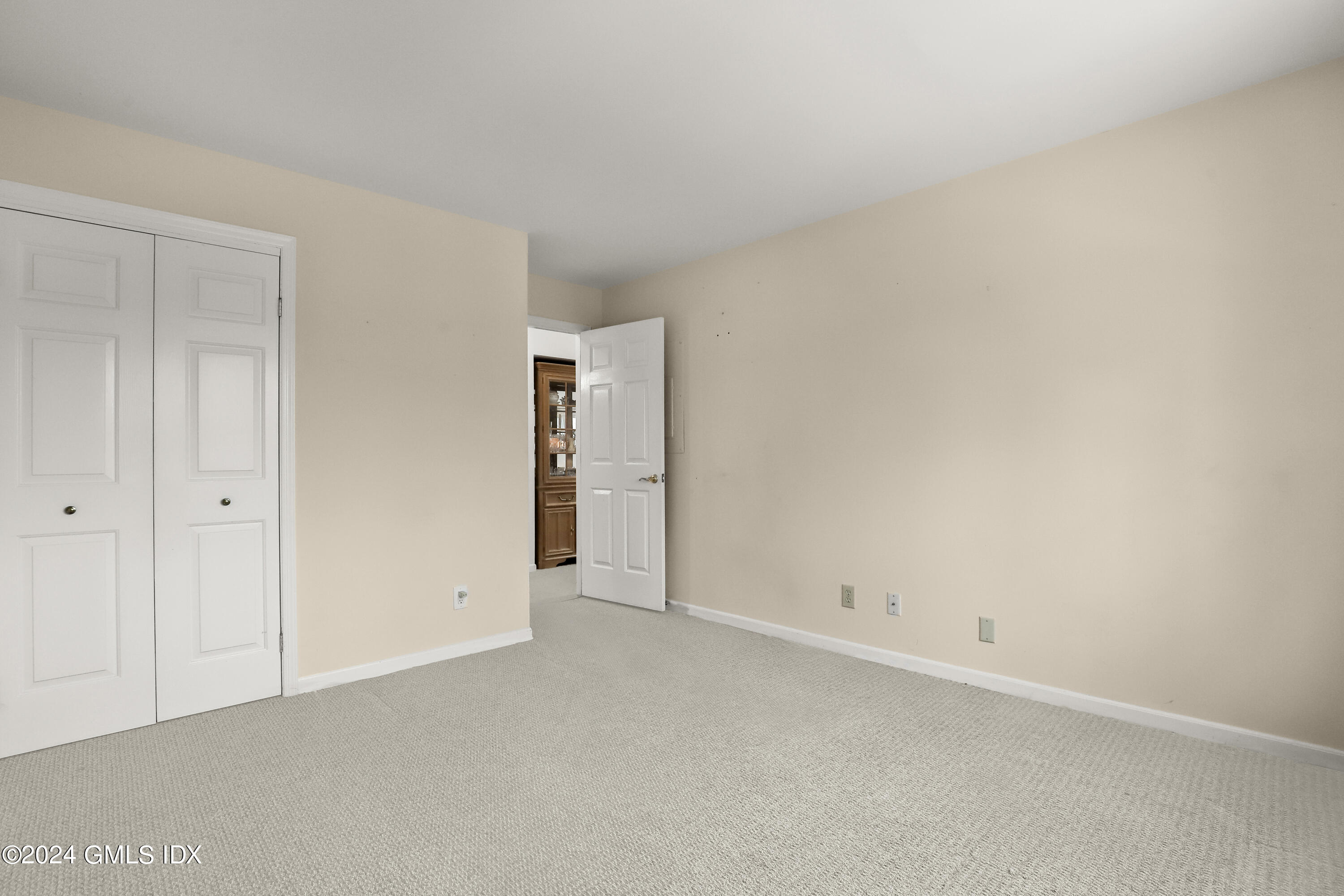 351 Pemberwick Road, Unit 915 Greenwich, CT 06831 - Photo 13 of 19 a view of an empty room and entryway