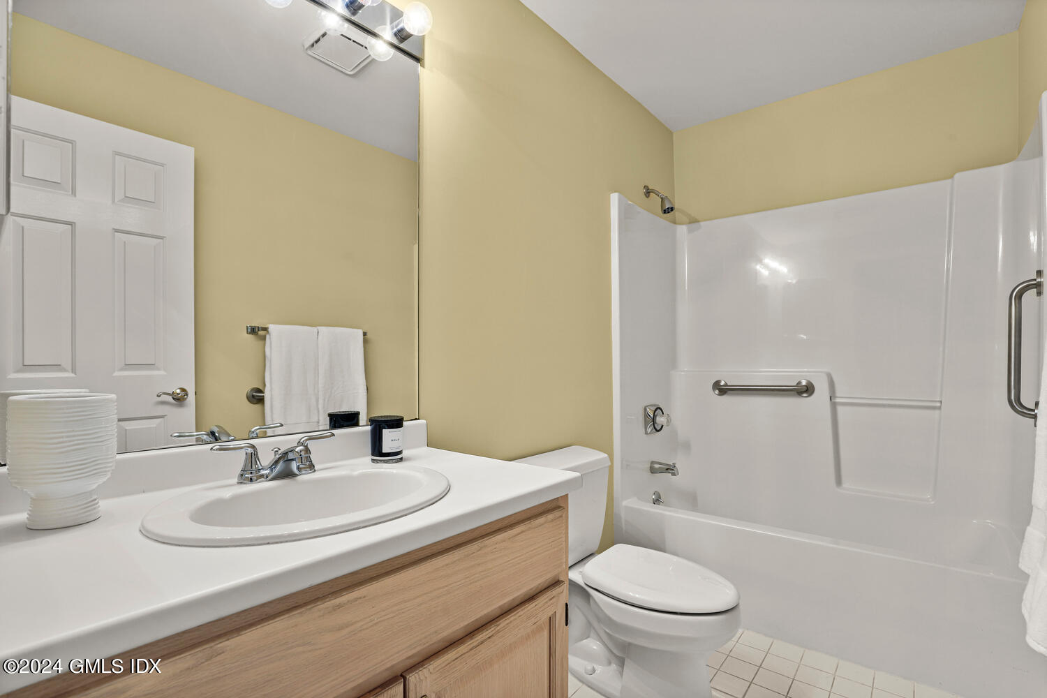 351 Pemberwick Road, Unit 915 Greenwich, CT 06831 - Photo 14 of 19 a bathroom with a sink a toilet and shower