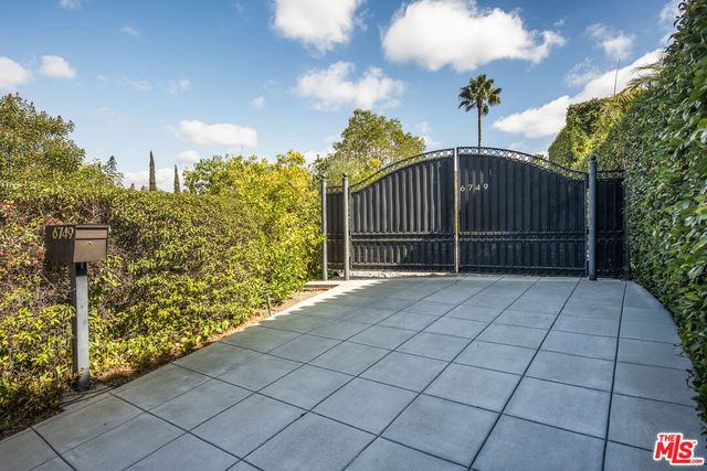 $2,099,000 | 6749 Whitley Terrace, Los Angeles, CA 90068