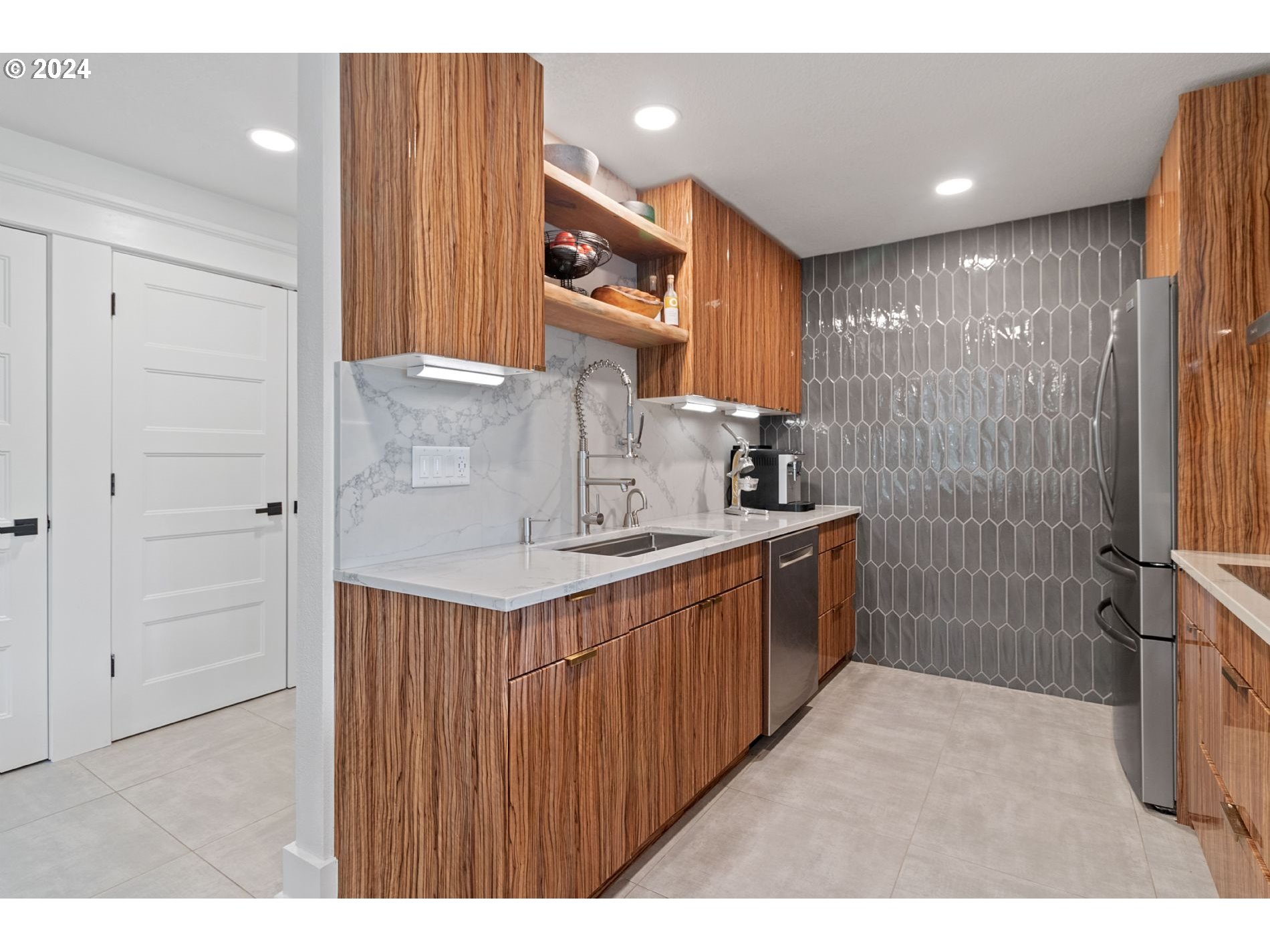200 Southwest Burnham Road, Unit 410 Lake Oswego, OR 97034 - Photo 3 of 20 Gallery Image 3