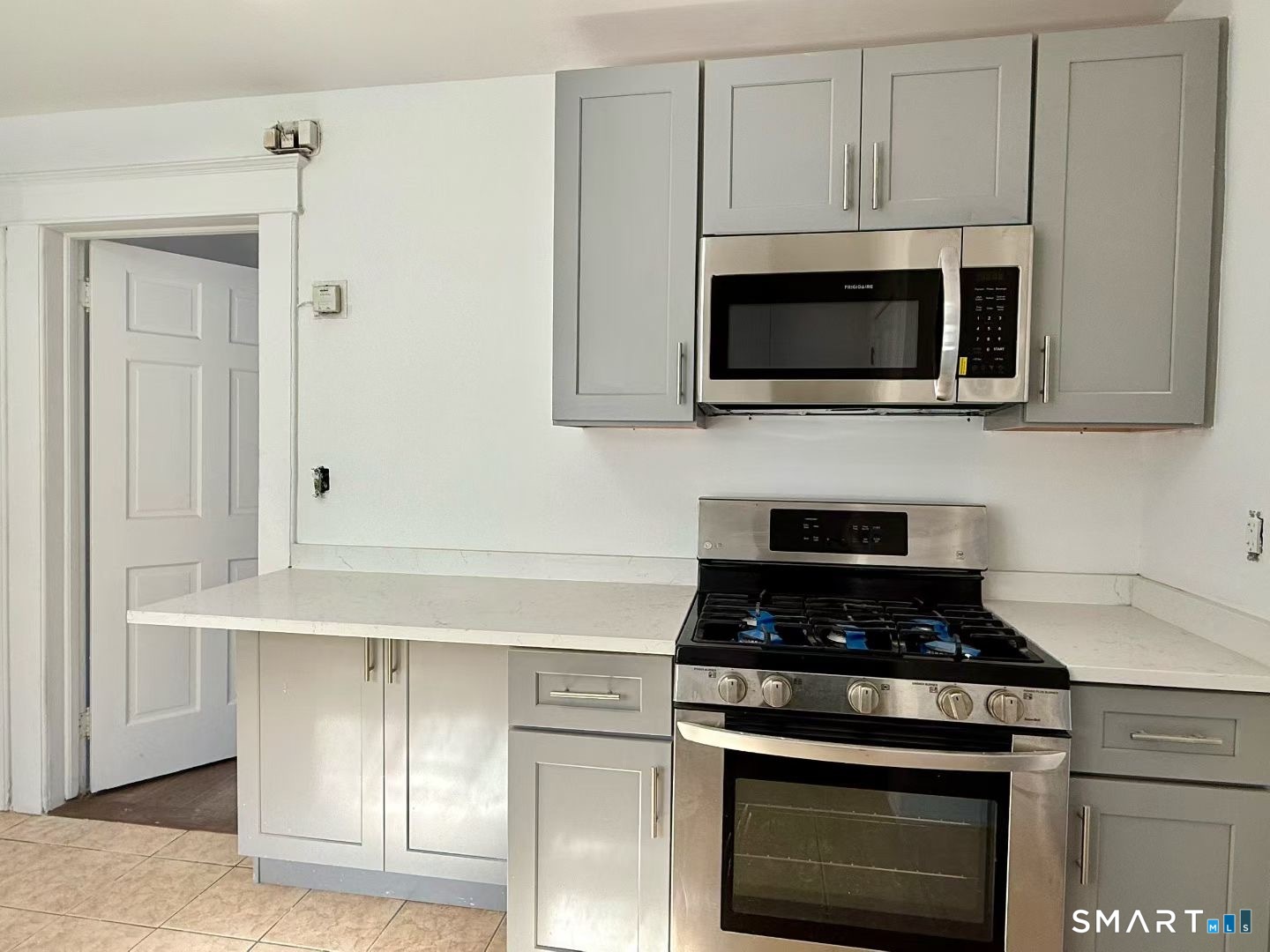 60 Stephen Street Stamford, CT 06902 - Photo 2 of 29 2nd Fl undated Eat-In Kitchen with New Appliances