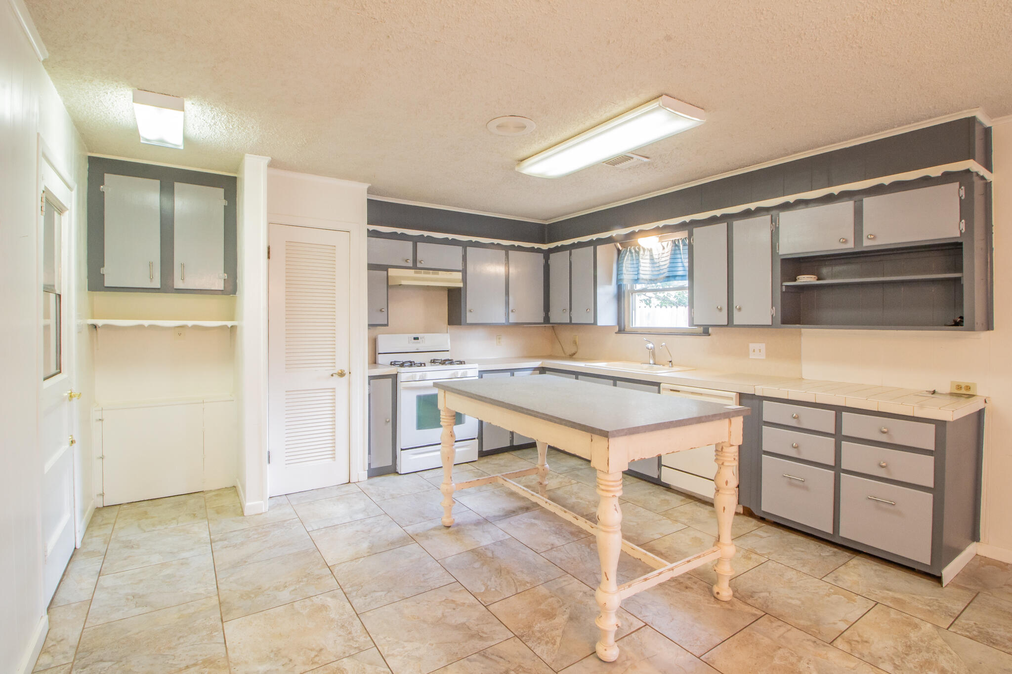 5016 15th Street Lubbock, TX 79416 - Photo 9 of 25 IMG_8042
