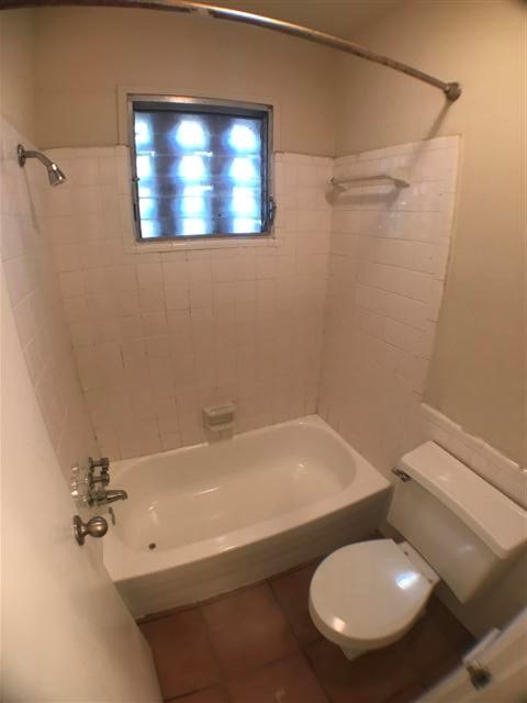 2610 Salado Street, Unit 212 Austin, TX 78705 - Photo 11 of 15 a bathroom with a toilet and a bathtub