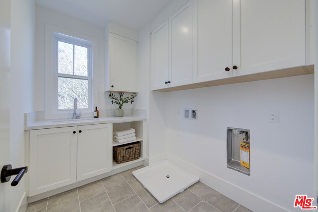 10810 Valley Spring Lane Studio City, CA 91602 - Photo 34 of 36 a room with cabinets and a window