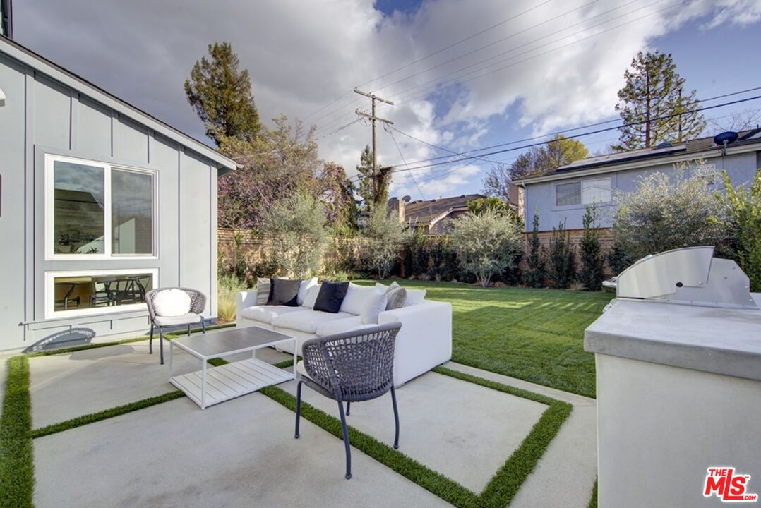 10810 Valley Spring Lane Studio City, CA 91602 - Photo 35 of 36 a view of a patio with a table and chairs