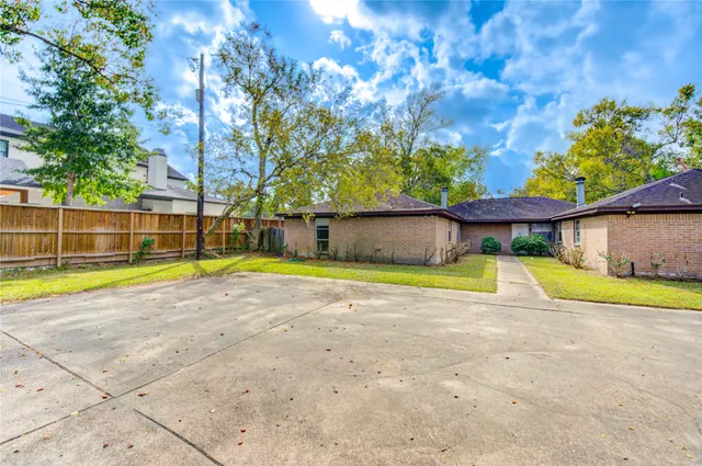 $1,500 | 212 Quaker Drive, Unit B1, Friendswood, TX 77546