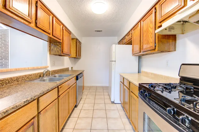 $1,500 | 212 Quaker Drive, Unit B1, Friendswood, TX 77546