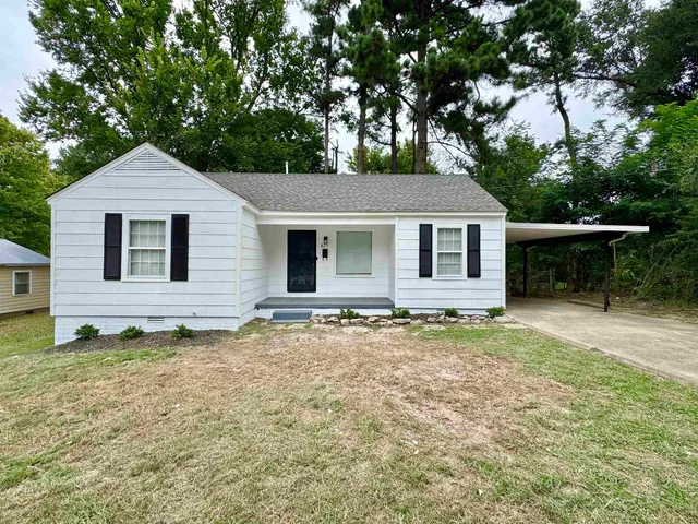 a view of a house with a yard