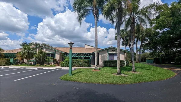 $3,100 | 460 Lakeview Drive, Unit 4, Weston, FL 33326