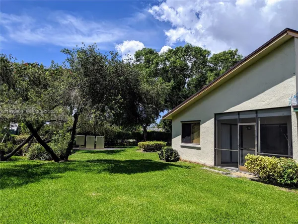$3,100 | 460 Lakeview Drive, Unit 4, Weston, FL 33326