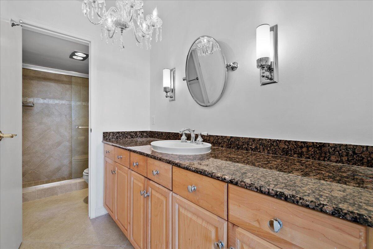 336 Golfview Road, Unit 1009 North Palm Beach, FL 33408 - Photo 13 of 39 Primary Bathroom