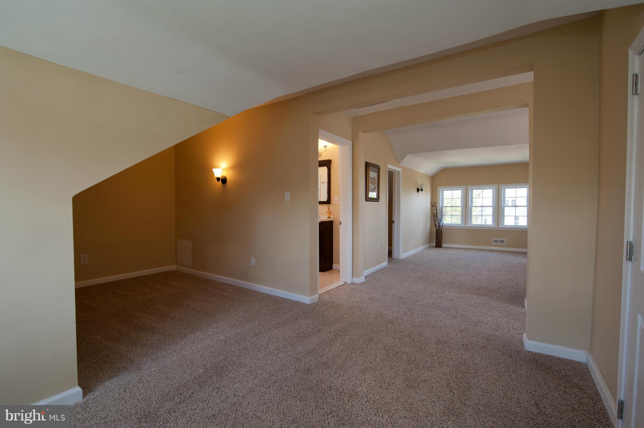 3817 Chatham Road Baltimore, MD 21215 - Photo 16 of 25 Sitting Area