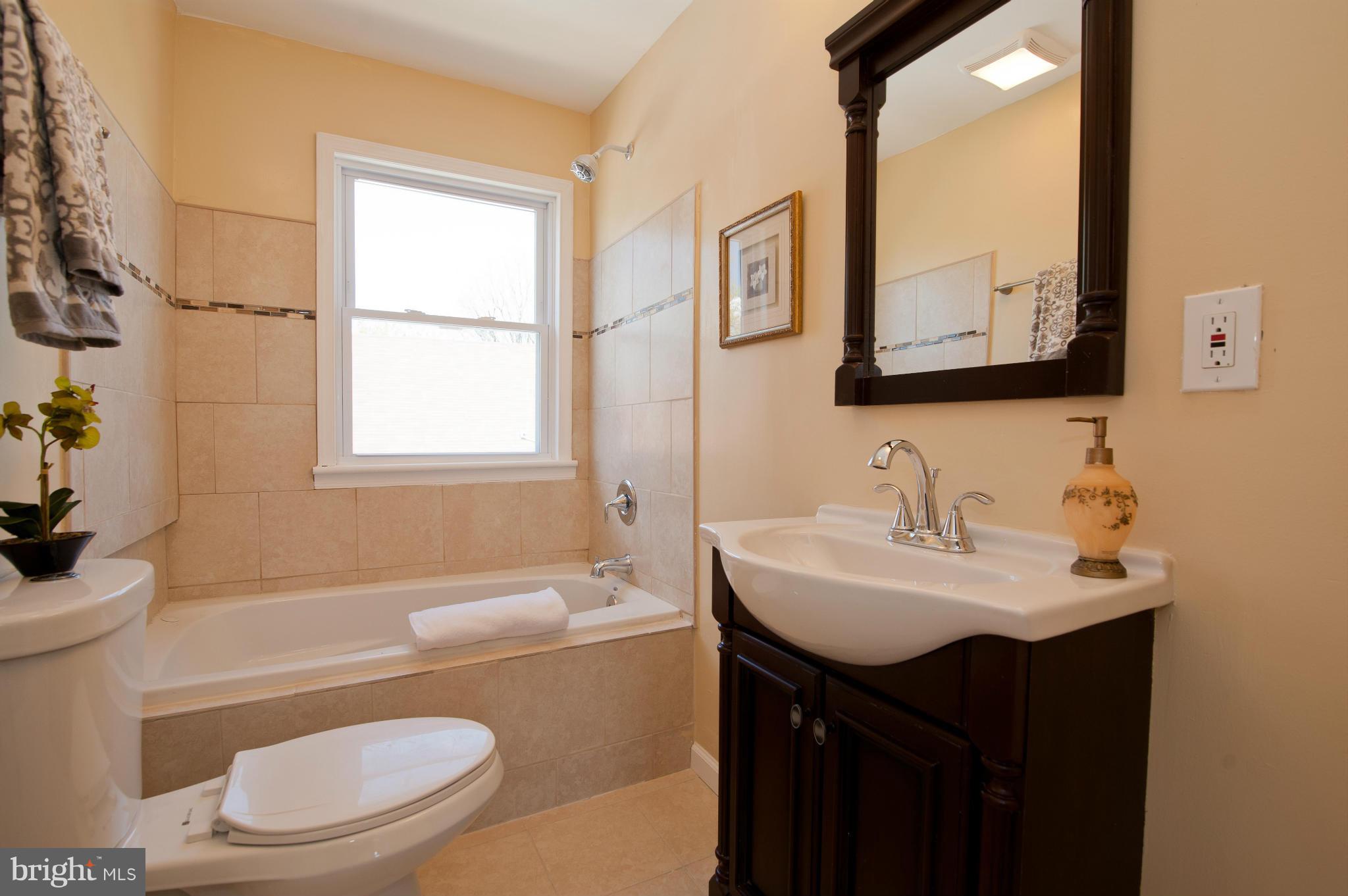 3817 Chatham Road Baltimore, MD 21215 - Photo 17 of 25 Bath (Master)
