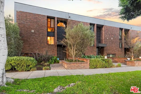 $10,995 | 9311 Burton Way, Unit A, Beverly Hills, CA 90210