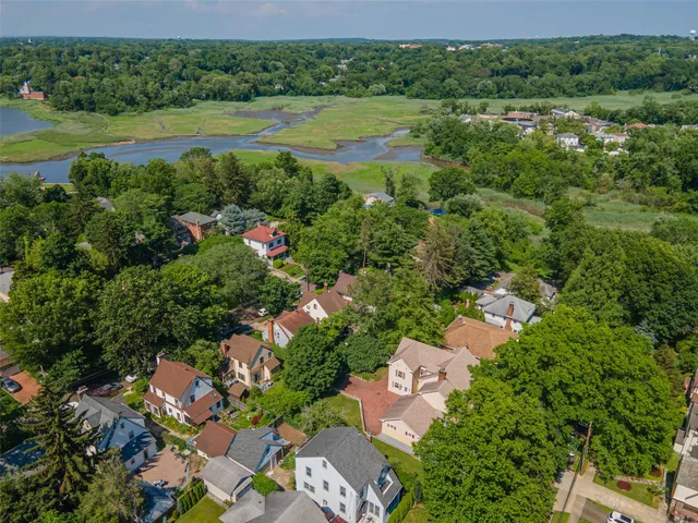 $2,880,000 | 351 Hollywood Avenue | Douglaston