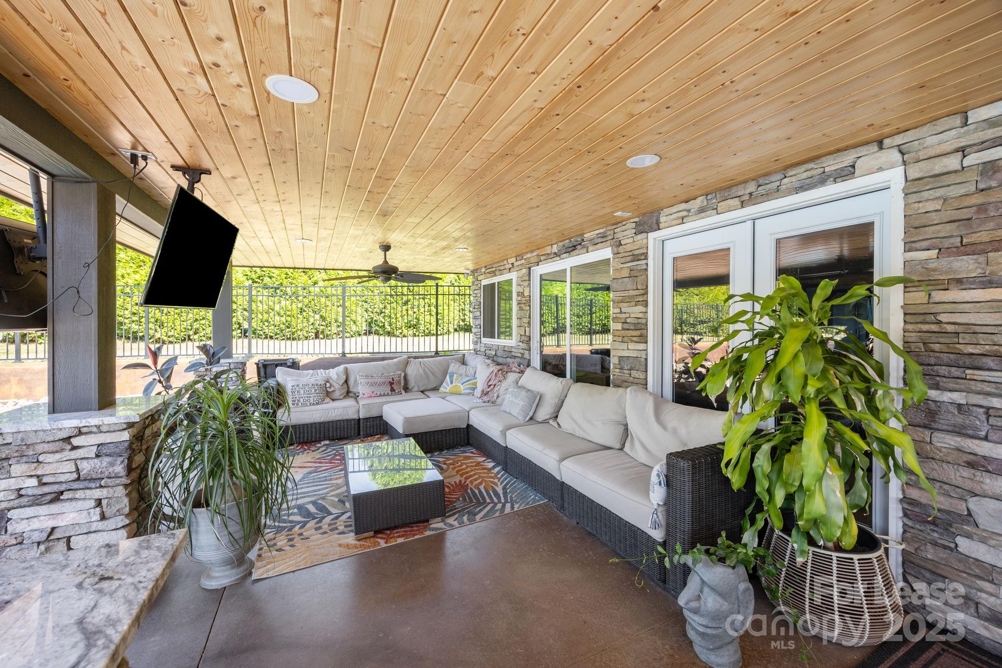4855 New Cut Road Inman, SC 29349 - Photo 36 of 40 a living room with patio furniture and a potted plants