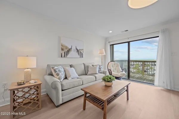 $369,000 | 9100 Reed Drive, Unit 3302, Emerald Isle, NC 28594