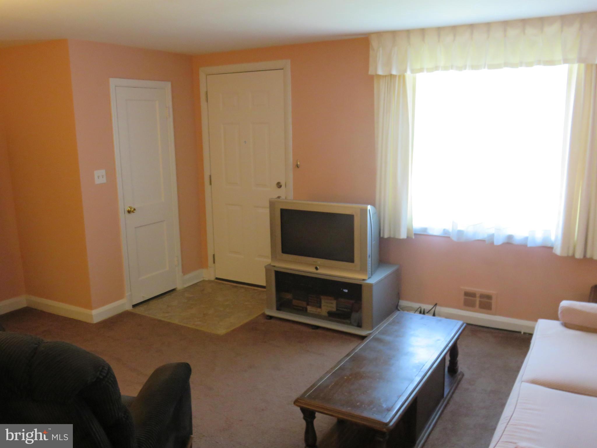 1247 Deanwood Road Baltimore, MD 21234 - Photo 5 of 23 Living Room/Entrance