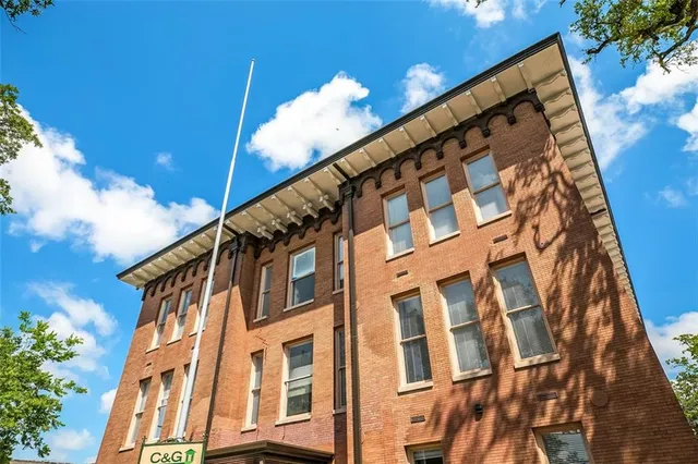 $2,000 | 3601 Camp Street, Unit 101, New Orleans, LA 70115