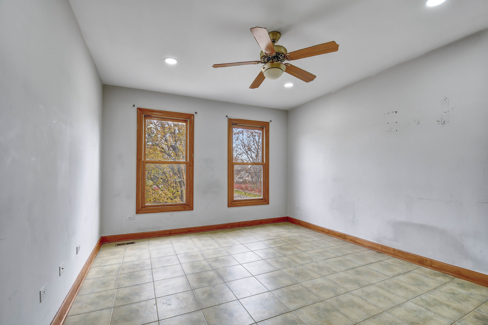 1S174 Addison Avenue Lombard, IL 60148 - Photo 25 of 37 an empty room with windows and fan