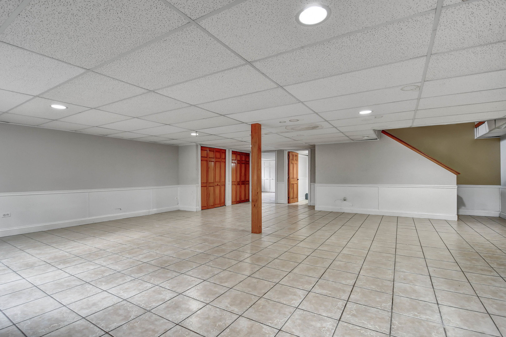 1S174 Addison Avenue Lombard, IL 60148 - Photo 28 of 37 a view of a hallway