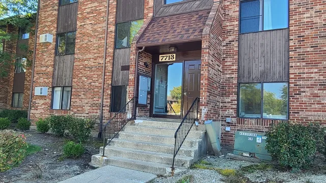 $1,800 | 7713 Woodward Avenue, Unit 3B, Woodridge, IL 60517
