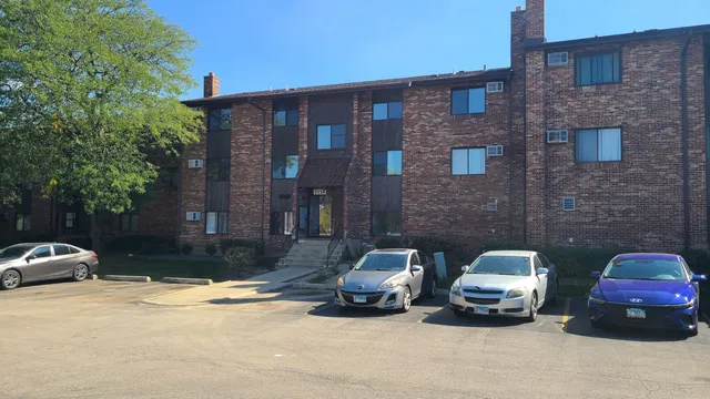 $1,800 | 7713 Woodward Avenue, Unit 3B, Woodridge, IL 60517