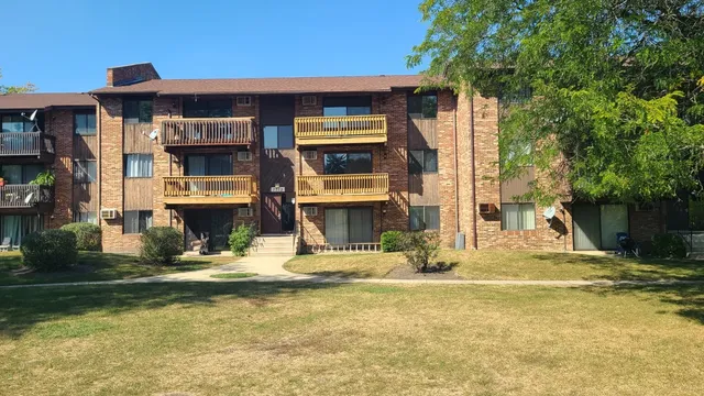 $1,800 | 7713 Woodward Avenue, Unit 3B, Woodridge, IL 60517