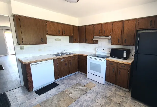 $1,800 | 7713 Woodward Avenue, Unit 3B, Woodridge, IL 60517