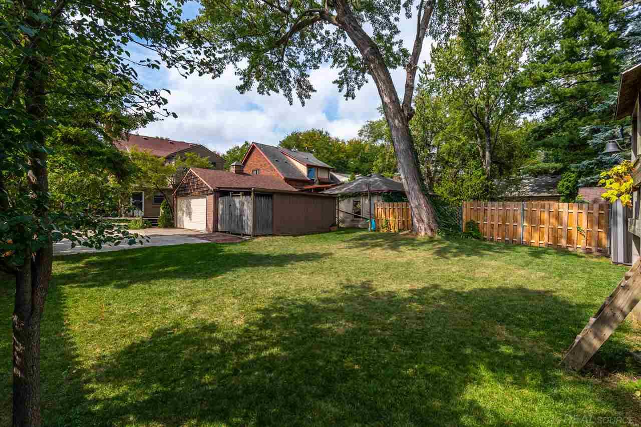 932 Lincoln Road Grosse Pointe, MI 48230 - Photo 35 of 40 31363857-34.JPG