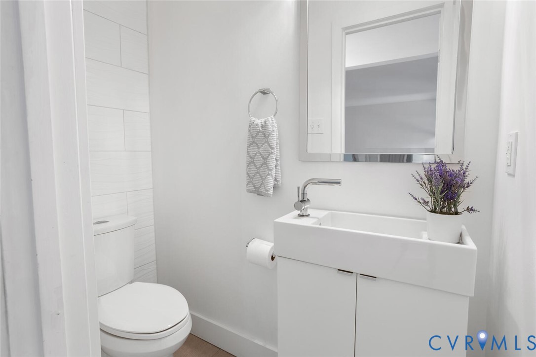 1607 Headwaters Road Midlothian, VA 23113 - Photo 7 of 45 First floor half bath