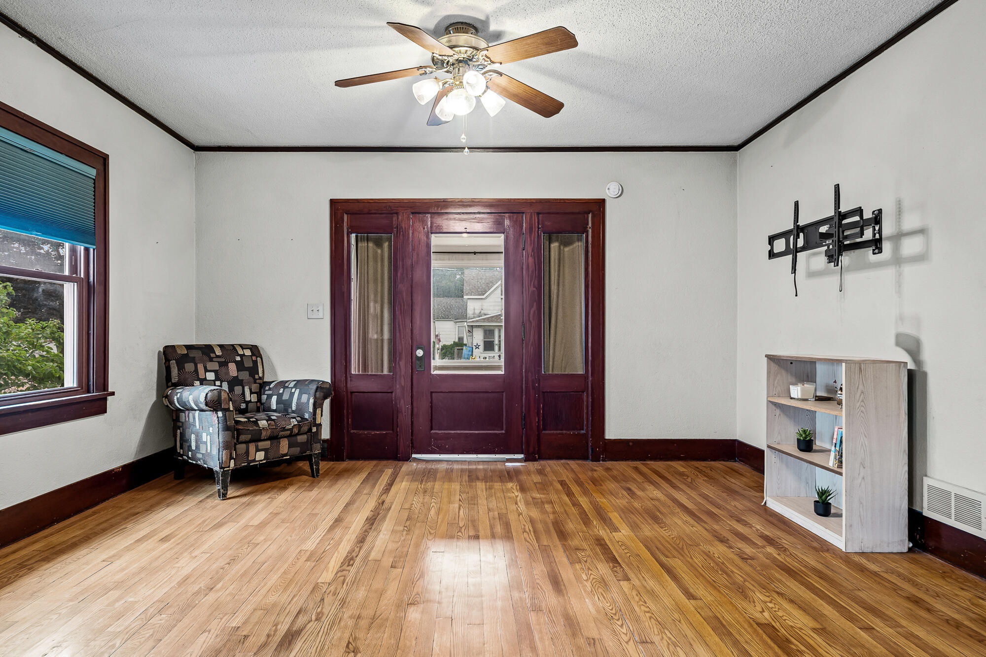1328 George Street La Crosse, WI 54603 - Photo 7 of 31 Living Room