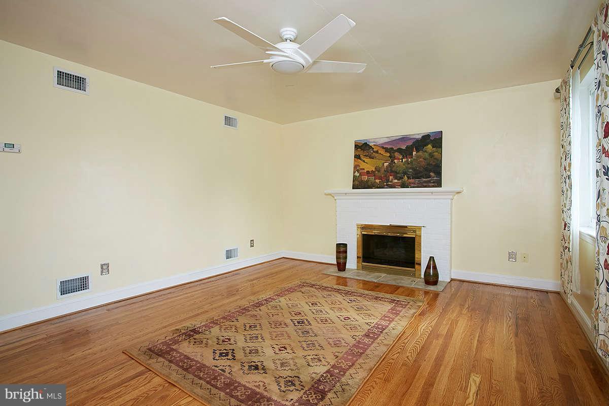 5816 Brunswick Street Springfield, VA 22150 - Photo 3 of 30 Living Room