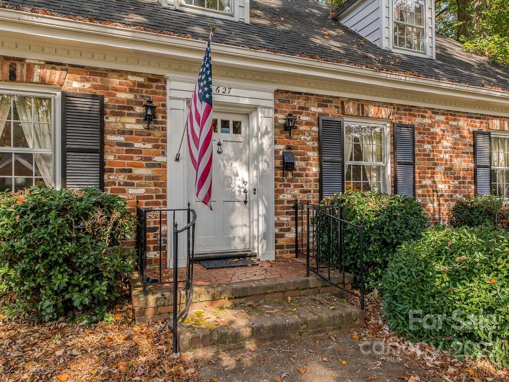 627 Sandridge Road Charlotte, NC 28210 - Photo 3 of 19 a view of entryway front of house