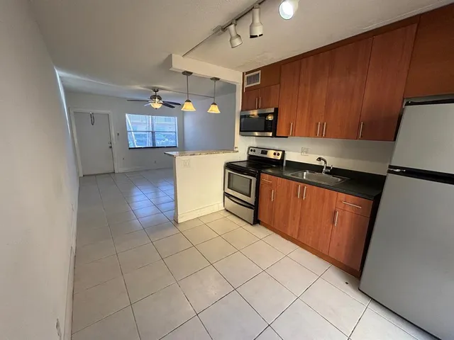 $1,500 | 4061 North Dixie Highway, Unit 17, Oakland Park, FL 33334