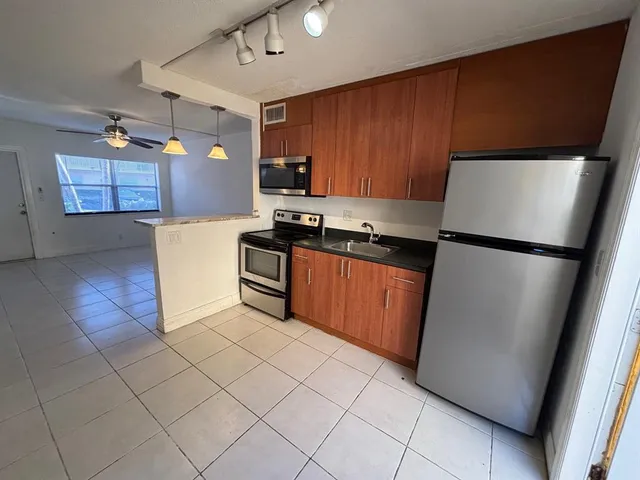 $1,500 | 4061 North Dixie Highway, Unit 17, Oakland Park, FL 33334