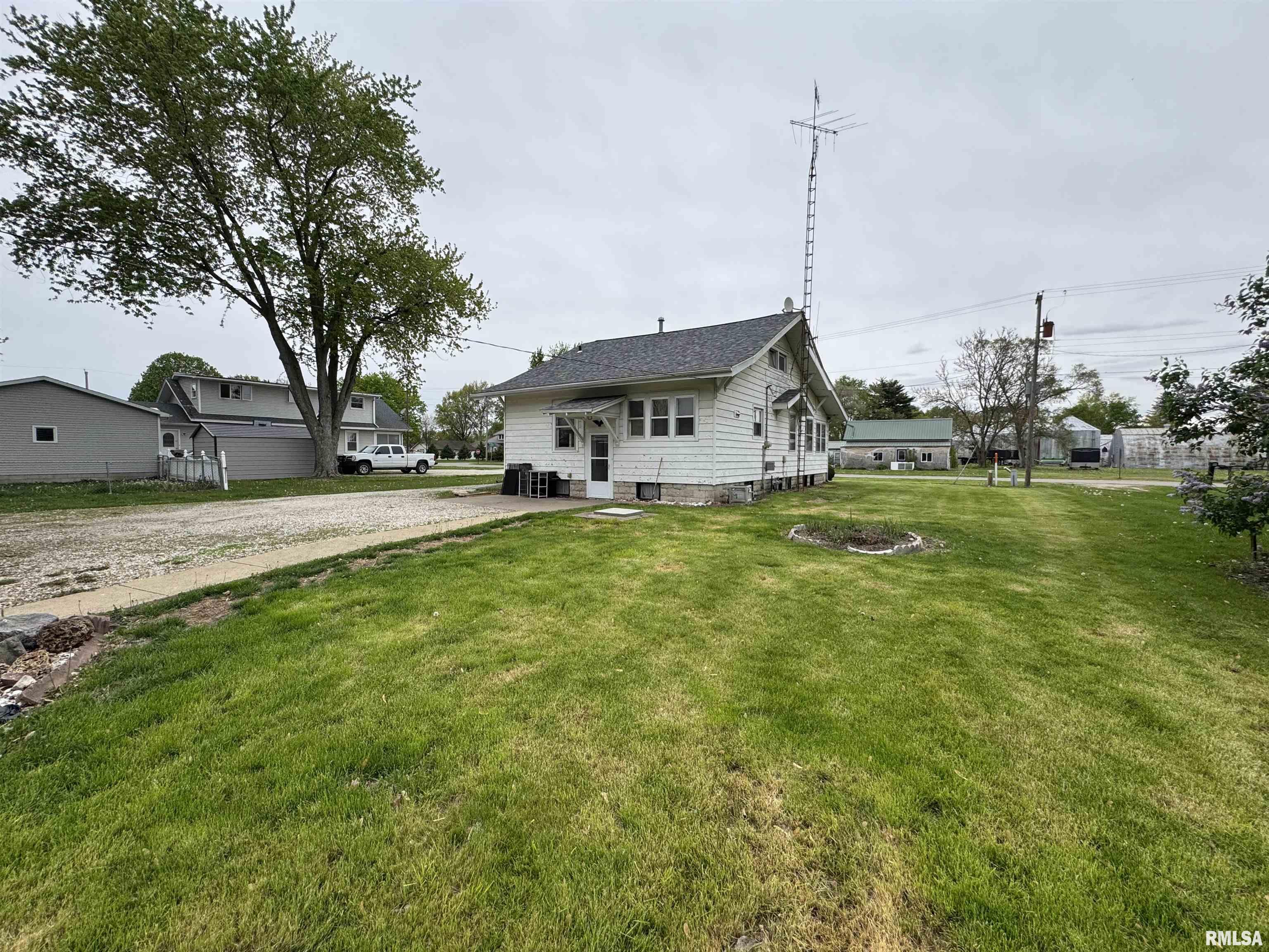 307 Lafayette Street Avon, IL 61415 - Photo 5 of 36