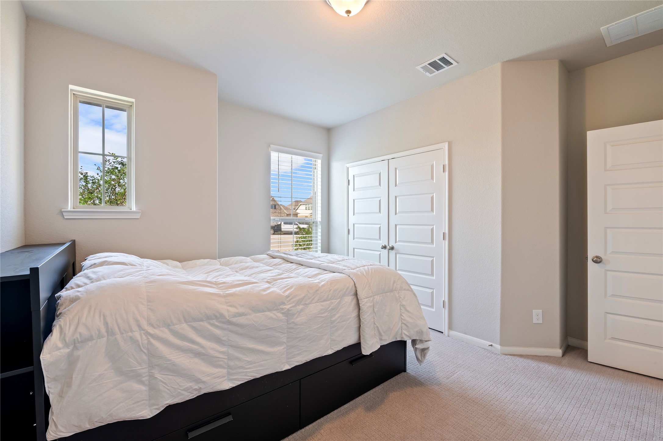 7802 Bellwick Court Pasadena, TX 77505 - Photo 26 of 37 a bedroom with a bed and a window