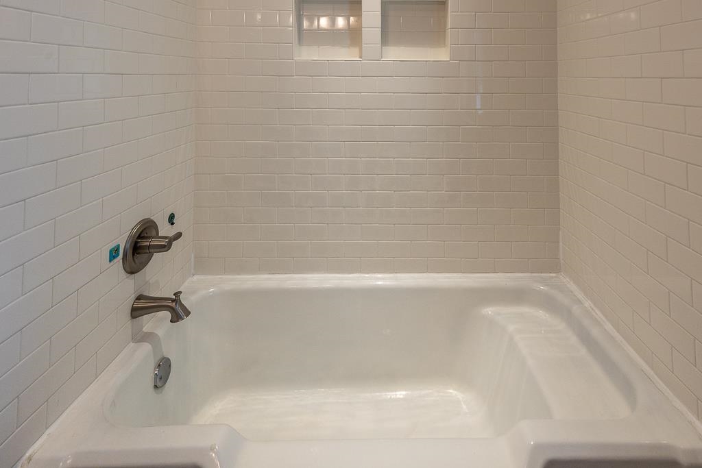 500 Colonial Road Memphis, TN 38117 - Photo 27 of 35 a bathroom with a shower